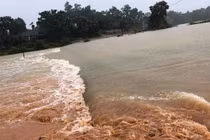 Hà Tĩnh: Thủy điện xả nước cuốn trôi cầu, dân tất tả ôm lợn, gà chạy lũ