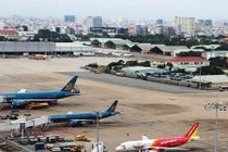 Vé máy bay bất ngờ "thổi giá", khách choáng, đại lý kêu