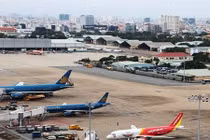 Vé máy bay bất ngờ "thổi giá", khách choáng, đại lý kêu