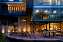 Nhà hàng pizza Hà Nội với kiến trúc "lạ" nổi bật trên báo Mỹ 