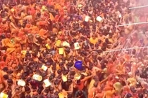 Ấn Độ: Độc đáo lễ hội phụ nữ đánh đập, xé quần áo đàn ông