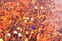 Ấn Độ: Độc đáo lễ hội phụ nữ đánh đập, xé quần áo đàn ông