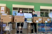 Ông Johnathn Hạnh Nguyễn trao tặng 2 bệnh viện Đà Nẵng 10 máy theo dõi bệnh nhân