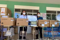 Ông Johnathn Hạnh Nguyễn trao tặng 2 bệnh viện Đà Nẵng 10 máy theo dõi bệnh nhân