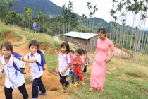 Ngày 20/11 ở điểm trường chỉ có 2 cô giáo, 34 học sinh tít trên núi cao