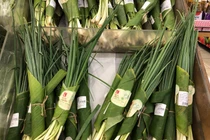 “Rẻ bèo” ở Việt Nam, hành lá sang nước ngoài giá bao nhiêu?