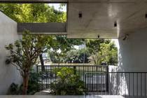 Sử dụng trần bê tông, nhà Sài Gòn đẹp mộc mạc trên báo Mỹ