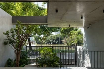 Sử dụng trần bê tông, nhà Sài Gòn đẹp mộc mạc trên báo Mỹ