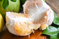 Ăn bưởi xong đừng vứt vỏ, giữ lại đun nước uống 