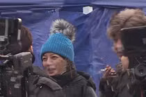 Triệu Vy gây sốc với mặt mộc già nua, phì phèo thuốc lá