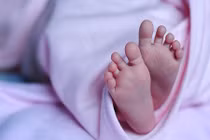 Bé trai Ấn Độ "sống lại" ngay trước khi bị hỏa táng