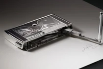 Giới siêu giàu “ném tiền qua cửa sổ” chỉ để mua... máy ký tên