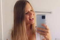 Bà mẹ mặc bikini khoe bụng phẳng khi mang bầu gây ngỡ ngàng