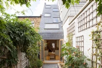 Nhà siêu mỏng ngập ánh sáng nhờ thiết kế cửa sổ trên mái