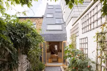 Nhà siêu mỏng ngập ánh sáng nhờ thiết kế cửa sổ trên mái