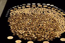 Đang đào đất, anh nông dân “ngã ngửa” thấy kho báu chục tỷ