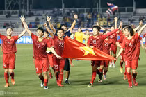 Ở lại cổ vũ tuyển nam, thầy trò ông Mai Đức Chung liên tiếp nhận tin vui tiền thưởng