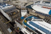 Cận cảnh du thuyền hạng sang bị cưa đôi như bánh ngọt