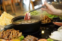 Đại kỵ khi ăn lẩu khiến dinh dưỡng “bốc hơi”, chất độc ngấm ngược trở lại