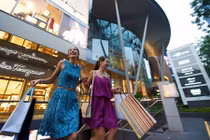 Choáng ngợp phố hàng hiệu ở Singapore khiến chị em phát mê