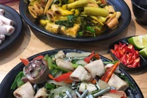 Xôn xao món "lòng xào ốc vít" cho những người "khẩu nghiệp"