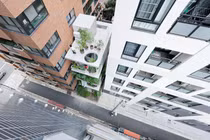 Xung quanh toàn cao ốc, nhà 5 tầng vẫn ngập ánh sáng 