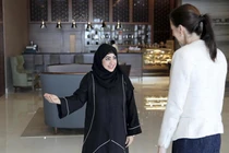 Kỳ dị khách sạn Dubai cấm nhân viên chào lịch sự với khách