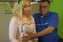 Video: Dị nhân nam châm hút tất cả các đồ vật bằng kim loại