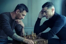 Thông điệp ẩn sau bức ảnh Messi đánh cờ với Ronaldo