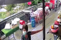 Người đàn ông bán hàng rong bị cả chảo dầu sôi đổ ập lên người 