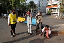 Chép phạt 500 lần 'Tôi xin lỗi vì vi phạm cách ly xã hội' do đi chơi giữa dịch COVID-19 