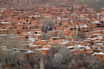 Những ngôi nhà bằng bùn đỏ trong làng cổ giữa sa mạc