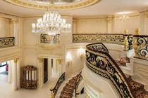 Lóa mắt biệt thự hướng biển dát toàn vàng