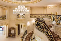 Lóa mắt biệt thự hướng biển dát toàn vàng