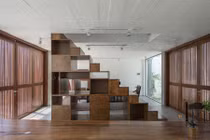 Cầu thang ngay lối vào, ngôi nhà ở Hải Phòng nổi bật trên báo ngoại