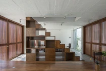 Cầu thang ngay lối vào, ngôi nhà ở Hải Phòng nổi bật trên báo ngoại