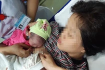 Trường hợp sinh đôi hiếm gặp: Sinh con đầu trong toilet, bé sau ở bệnh viện