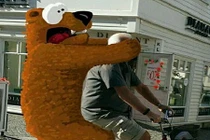 Chàng trai kiếm tiền “khủng” từ chế ảnh người lạ hài hước