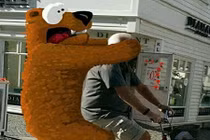 Chàng trai kiếm tiền “khủng” từ chế ảnh người lạ hài hước