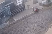 Video: Sàm sỡ cô gái, nam thanh niên nhận cái kết không thể đau hơn