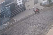 Video: Sàm sỡ cô gái, nam thanh niên nhận cái kết không thể đau hơn