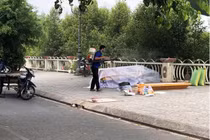 Bất chấp lệnh cấm tụ tập, nhiều người vẫn kéo đi xem thi thể phân hủy