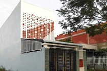 Nhà hướng Tây thoáng sáng nhờ sử dụng gạch hoa gió