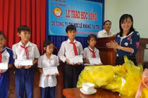 Ra công văn bán... áo lót cho nữ sinh, Long An xin rút kinh nghiệm