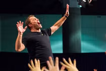 Một ngày làm việc của triệu phú Tony Robbins có gì khác biệt?