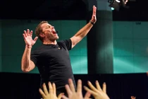 Một ngày làm việc của triệu phú Tony Robbins có gì khác biệt?