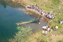 Xe buýt lao xuống sông khiến ít nhất 43 người thiệt mạng