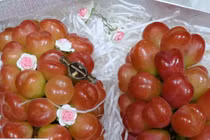 Nho trái tim hơn 2 triệu đồng/kg vị lạ siêu lạ... nhà giàu lùng mua