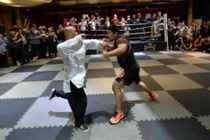 Võ sĩ MMA hạ gục võ sư TQ sau 10 giây gây chấn động