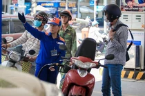 Giảm liên tiếp, giá xăng xuống thấp nhất gần 4 năm qua